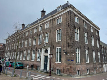 Walenweeshuis/Maison Descartes building exterior, Amsterdam